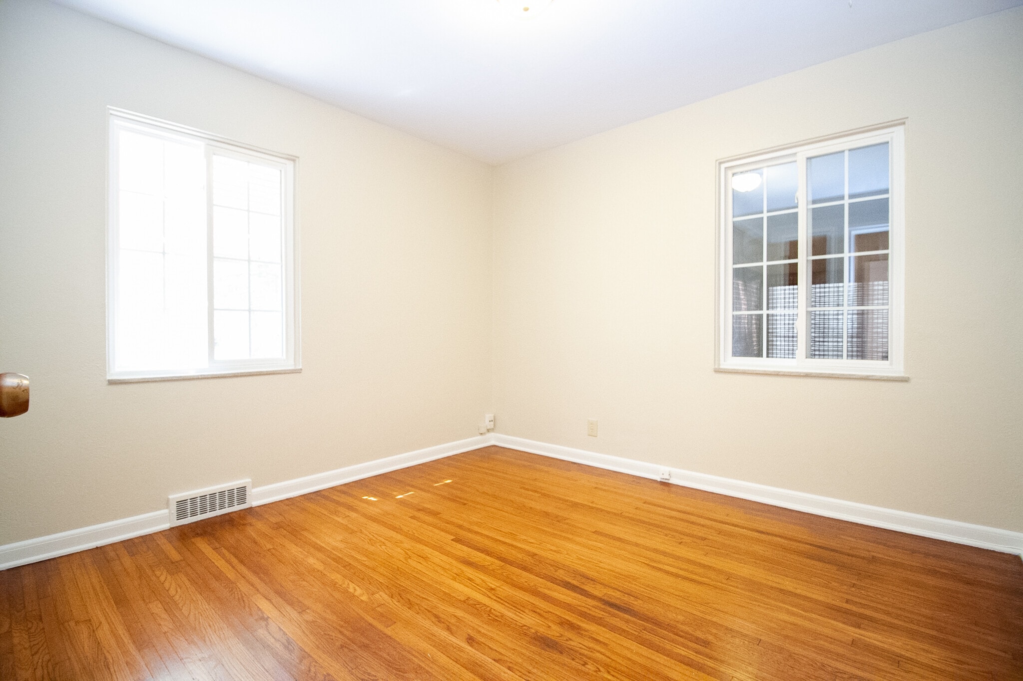 Building Photo - 2424 Lambert Dr