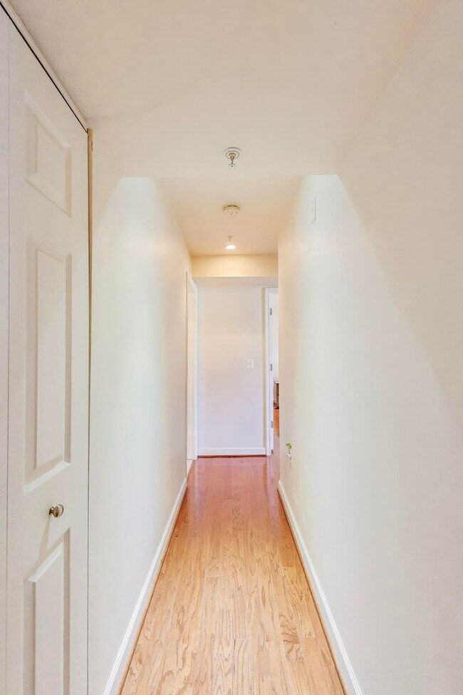 Building Photo - Light-filled 2bd/2ba right on S Four Mile Run $2850