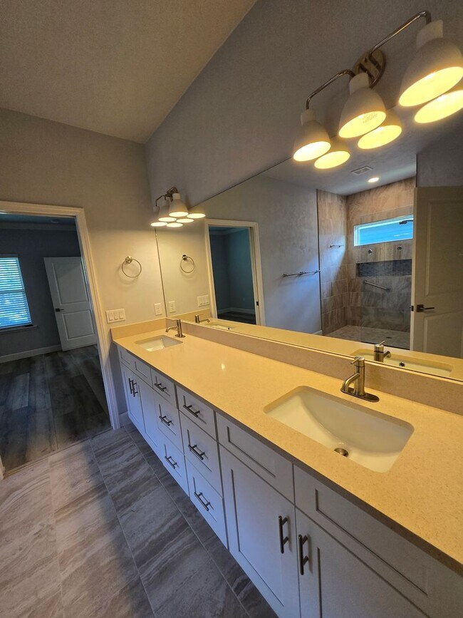 Building Photo - Beautiful 3-Bedroom, 2.5 Bath Home in Desi...