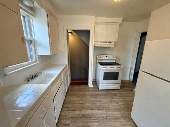 Building Photo - 3 Bedroom 1 Bath Welcome Section 8 Call 313-429-3244 Kpm Detroit