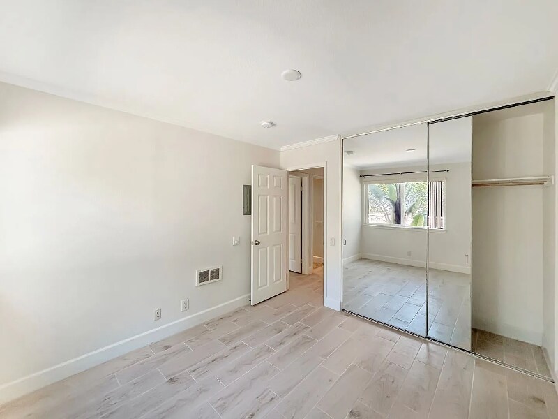 Building Photo - 8503 Villa La Jolla Dr