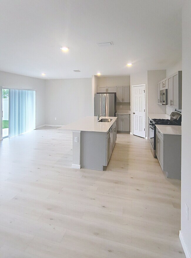 Building Photo - 12937 Camarillo Pl