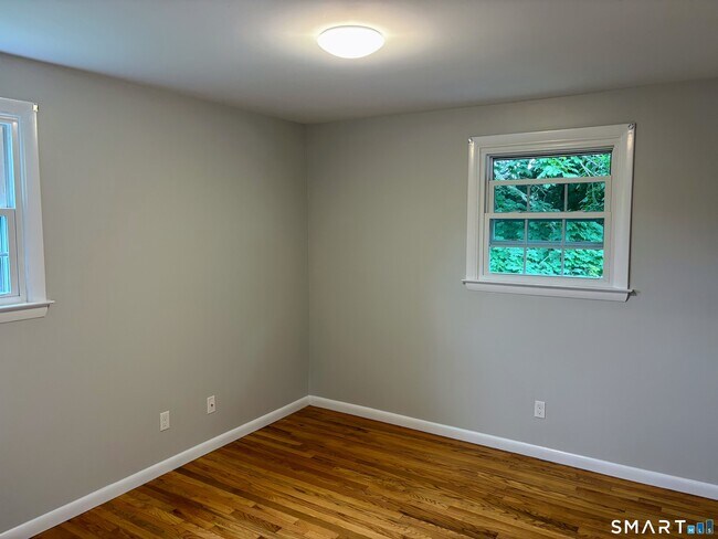 Building Photo - 8 Canterbury Ln