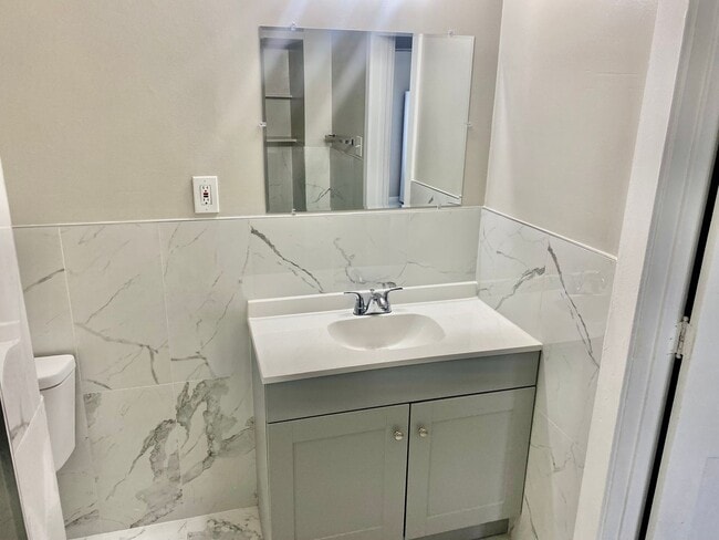 Building Photo - 2 Bedroom - 1 full bath 850 sq. ft.  Apart...