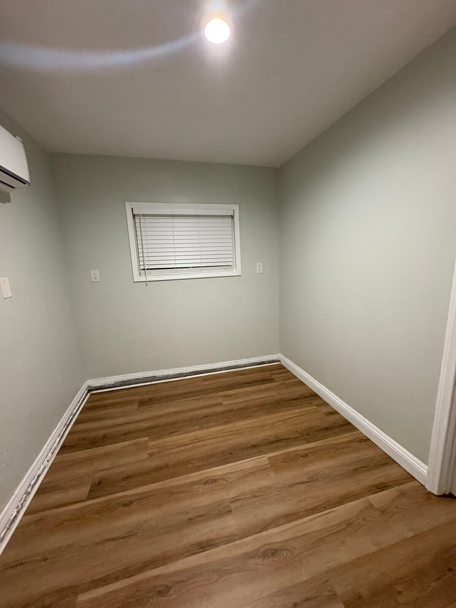 Room 1 - 23592 Flight St