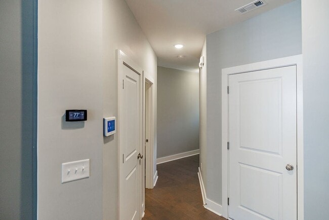 Building Photo - LEASING SPECIAL!! Townhome Available Now i...