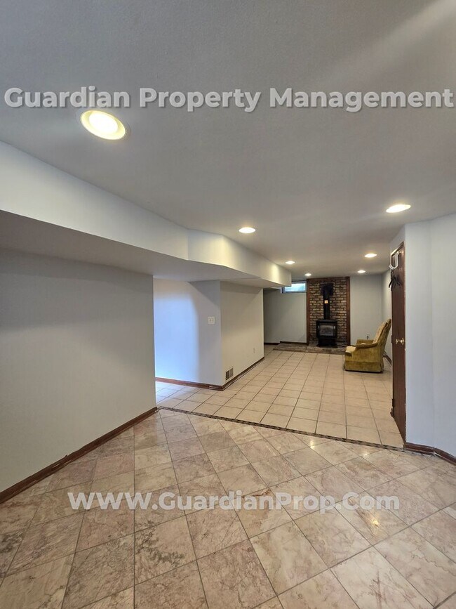 Building Photo - Available Now! Free Oct Rent! NE Minneapol...