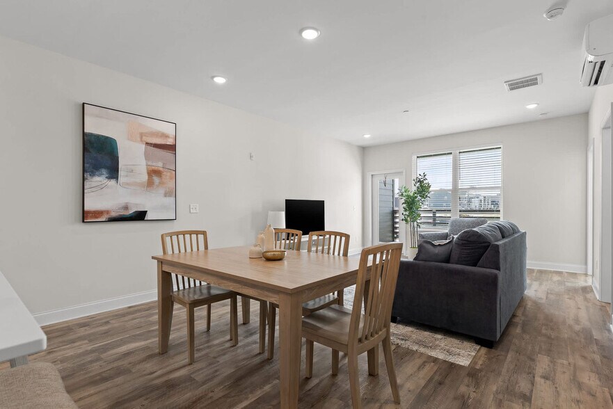 Building Photo - 2318 E Main St