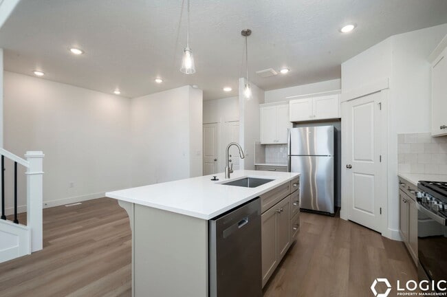 Building Photo - Brand New Row End Townhome in Lehi Utah!