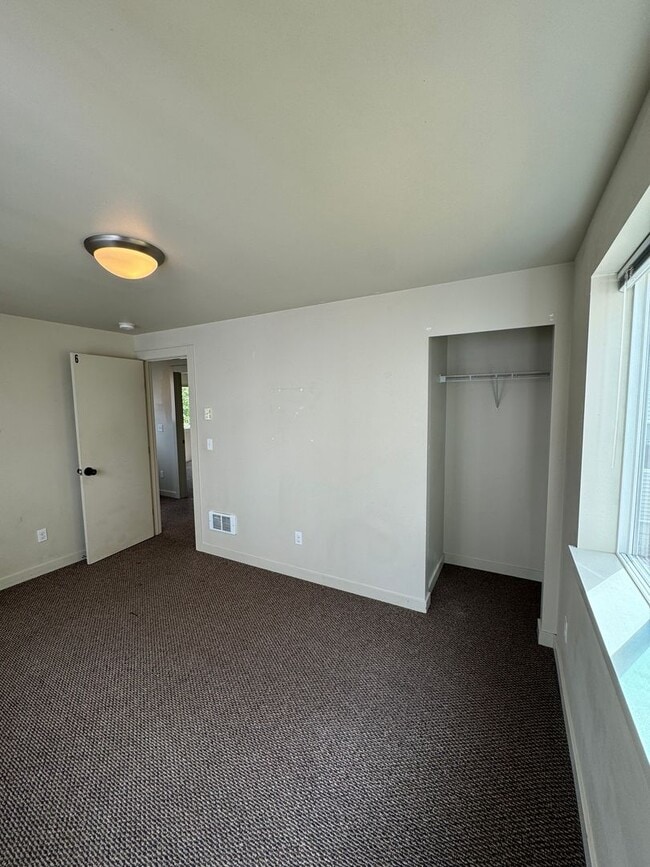 Building Photo - Spacious 9-Bedroom Home in Seattle’s Unive...