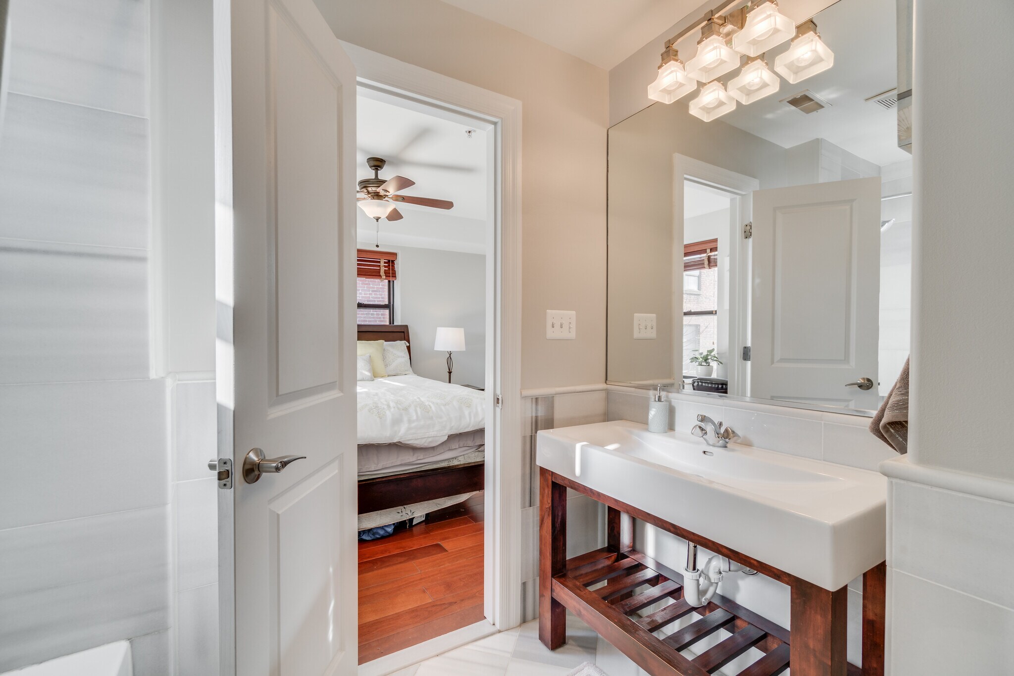 En-suite bathroom with jacuzzi tub - 1354 Euclid St NW