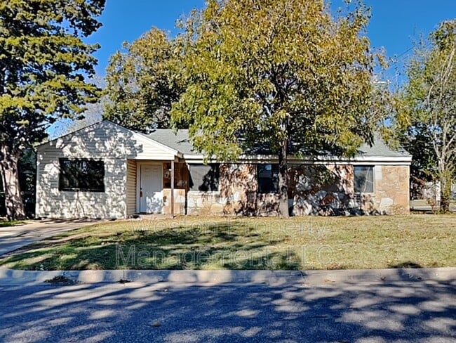 Building Photo - 2101 Westchester Dr