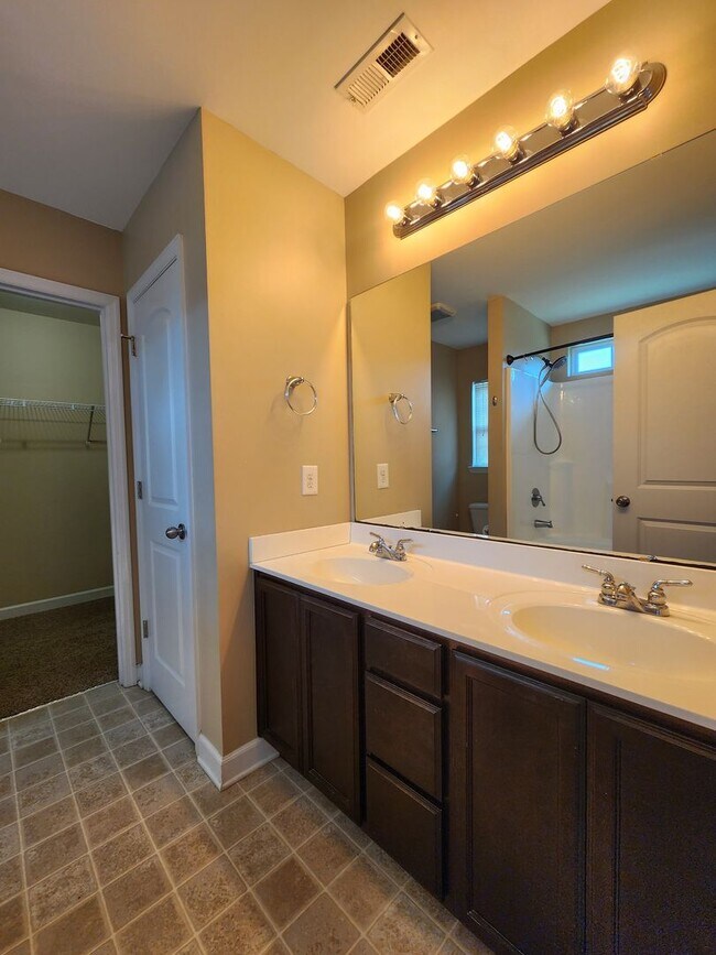 Building Photo - 208 Lockwood Ct