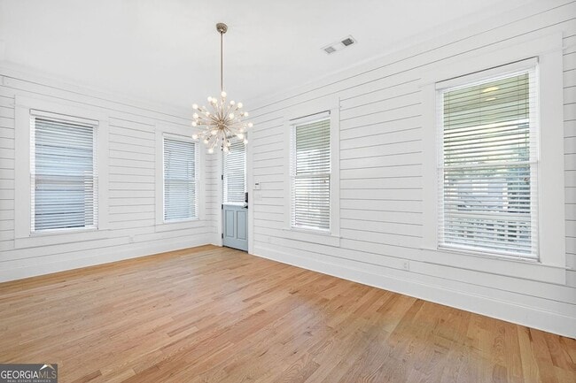 Building Photo - 523 Irwin St NE