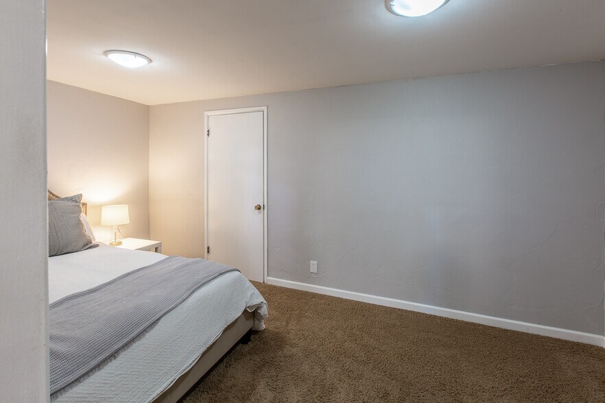 Building Photo - 2401 Birch Ln