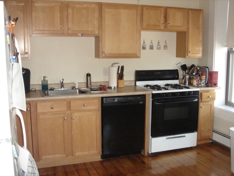 Primary Photo - 557 E 6th St