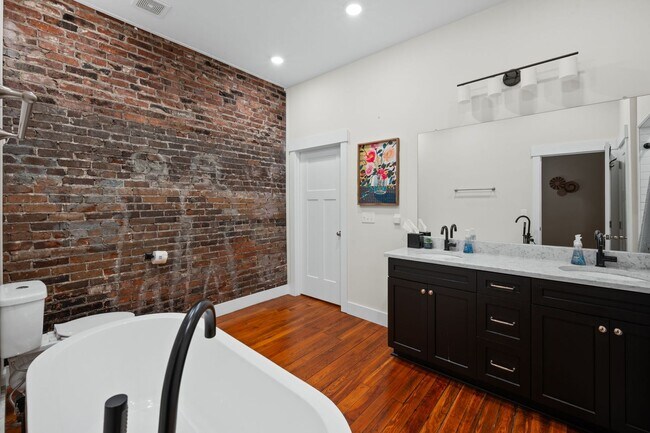 Building Photo - 124 Strawberry Alley