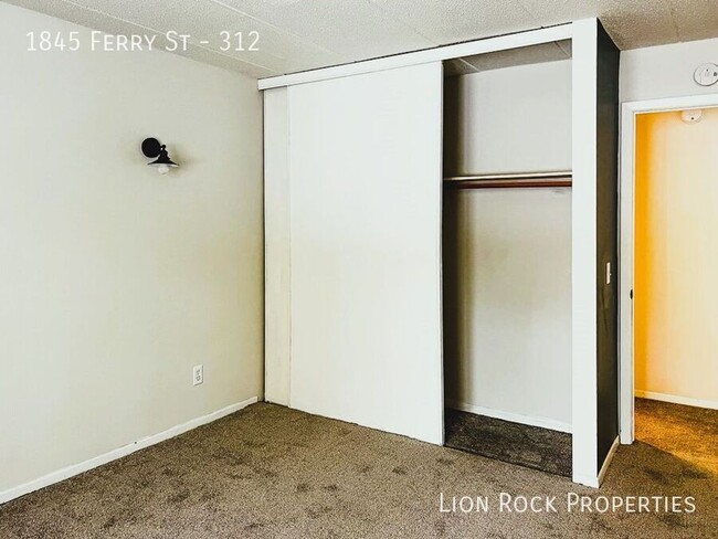 Building Photo - Modern & Spacious 2-Bedroom Condo in the H...