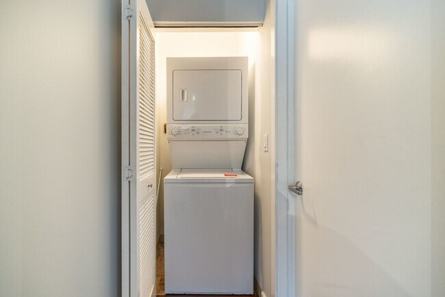 Building Photo - 1305 S Michigan Ave