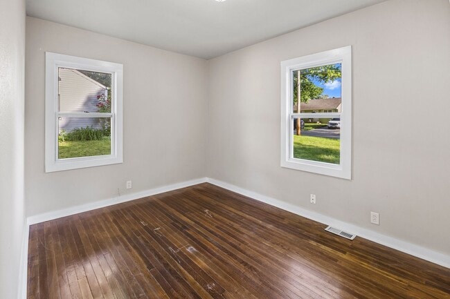 Building Photo - 417 E Wall Ave