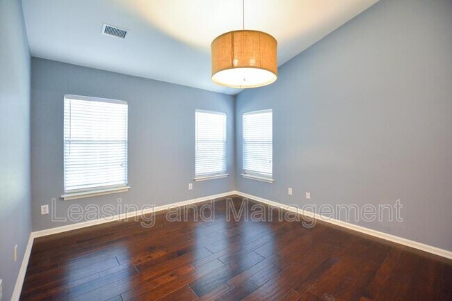 Building Photo - 606 Portico Park