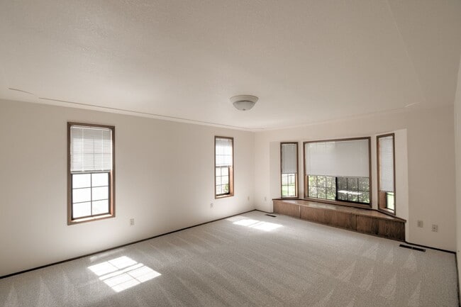 Building Photo - Rent 3 bed property for $2750 per month