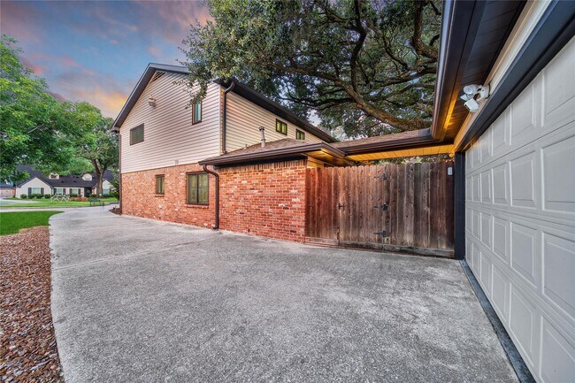 Building Photo - 950 Del Norte St