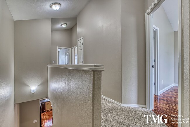 Building Photo - Gorgeous Four Bedroom Townhome in Hillsboro!