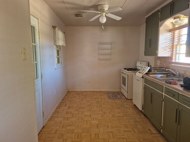 Building Photo - Cute 3 Bedroom 1 Bathroom