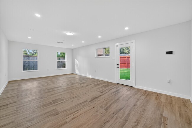 Building Photo - 3333 Calumet St