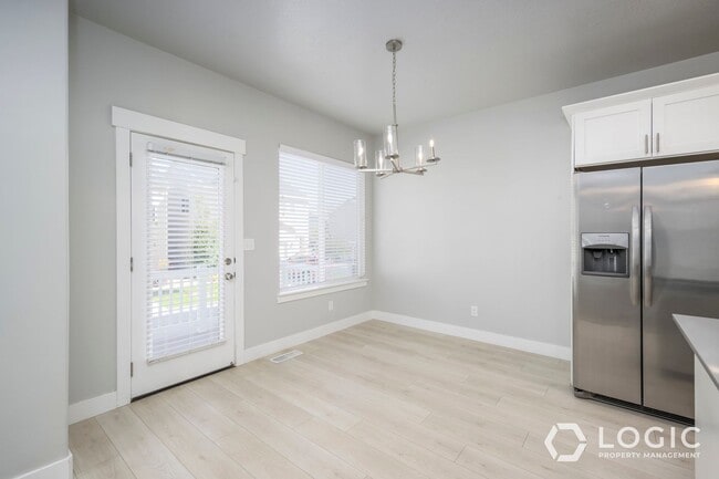 Building Photo - Beautiful Townhome for Rent!
