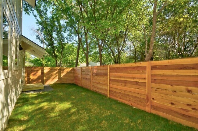 Building Photo - East Austin 2 Bed 2 Bath