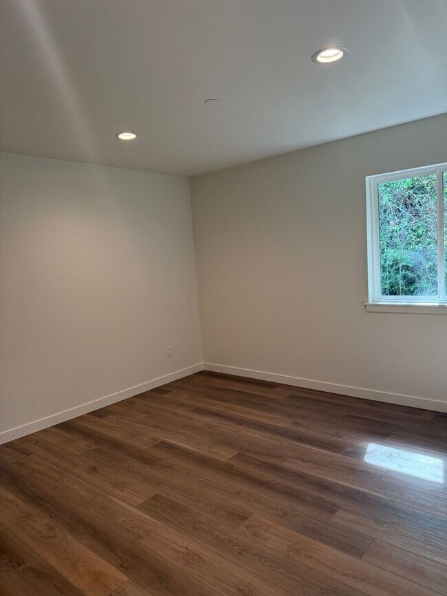 Building Photo - 705 W Lake Samish Dr