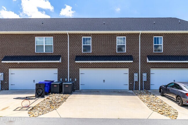 Building Photo - 338 Broadberry Ave