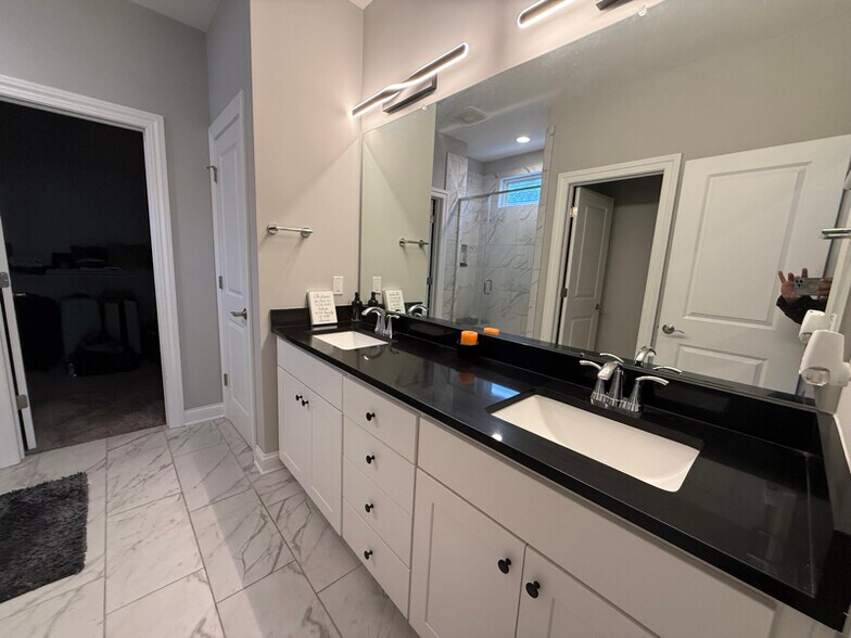 Building Photo - 391 Village Ln