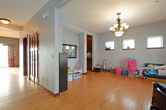 Building Photo - Spacious 5-Bed 4-Bath Home Available in Chaska - Great Location!