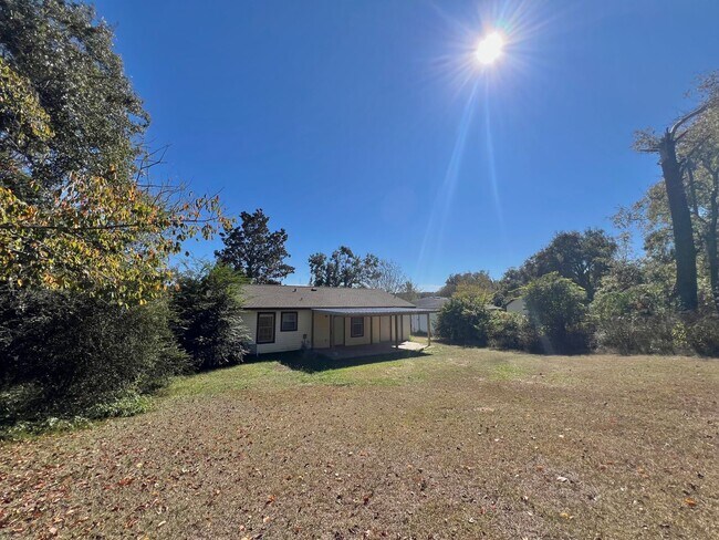 Building Photo - Super house on large private lot