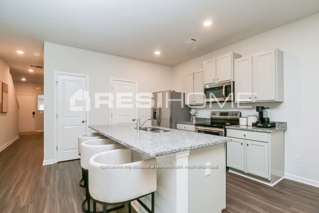 Building Photo - 419 Oakwood Dr NW