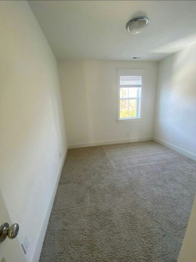 Building Photo - 225 Airlie Dr