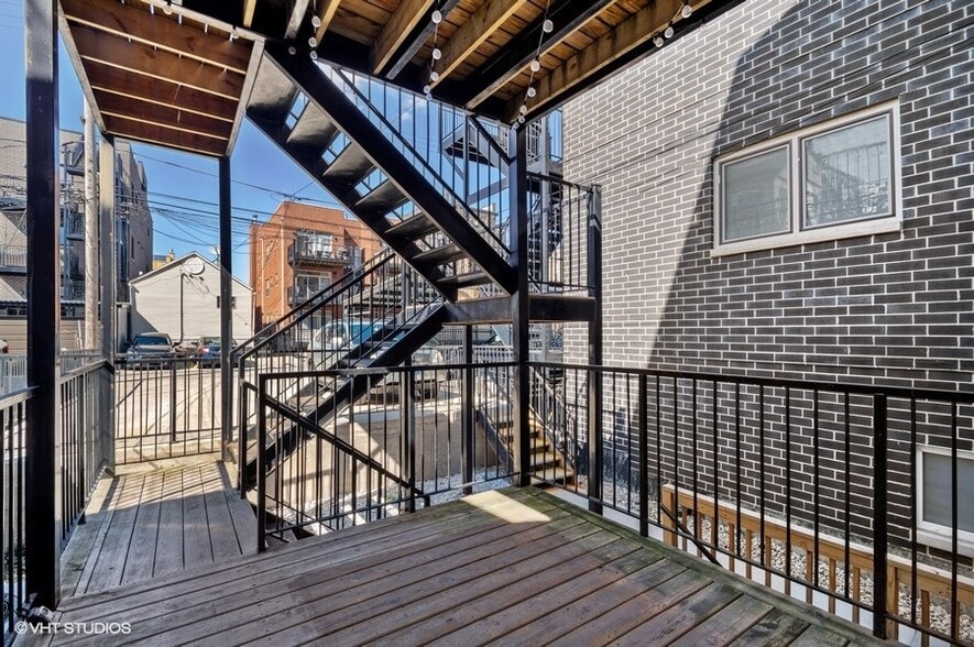 Private deck-room for a grill - 1422 Chestnut W St