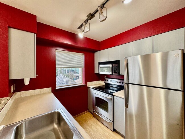 Building Photo - Studio for rent in the heart of Capitol Hill!!!!!!