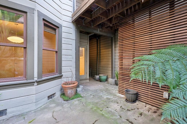 Building Photo - 354 Castro St