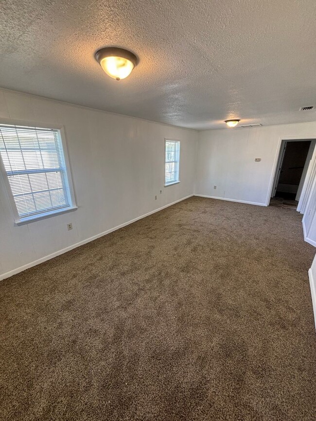 Building Photo - Freshly Renovated 3x1! Fully Fenced in Yar...