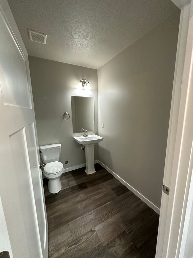 Building Photo - Modern Townhome Near Eagle Greenbelt..3-be...