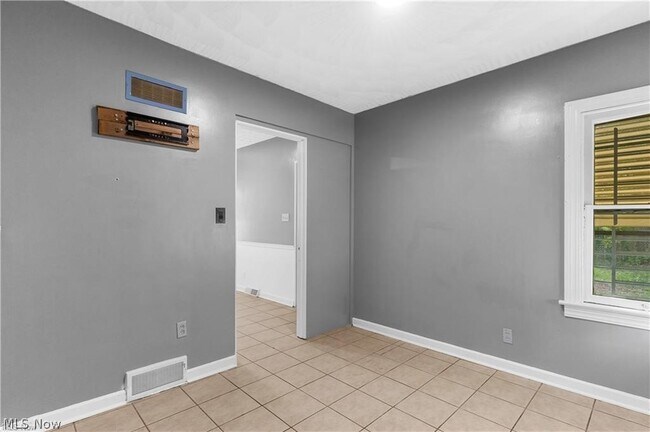 Building Photo - 52 Rhoda Ave