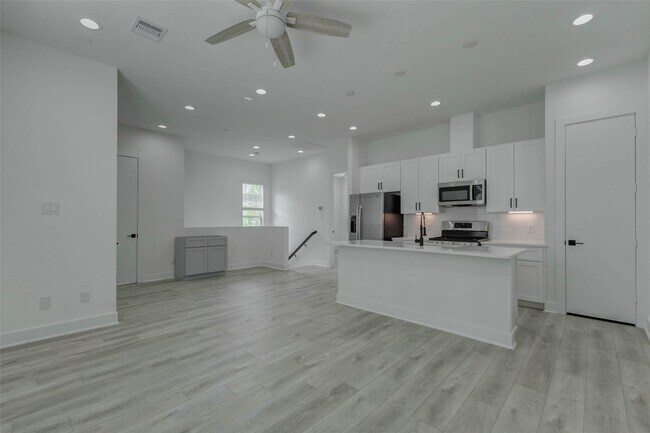Building Photo - 5727 Elysian St