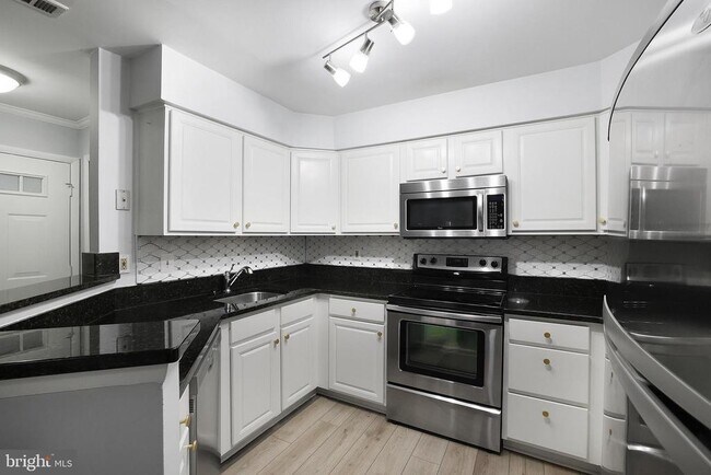 Building Photo - 7812 Mayfair Cir