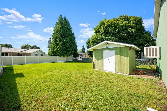 Building Photo - Large Central Valley Duplex - Available Now!