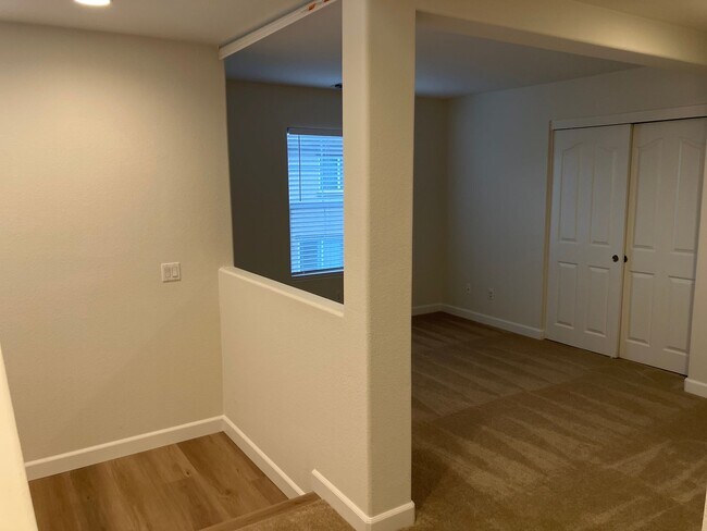 Building Photo - Roseville Cool and Close to Everything