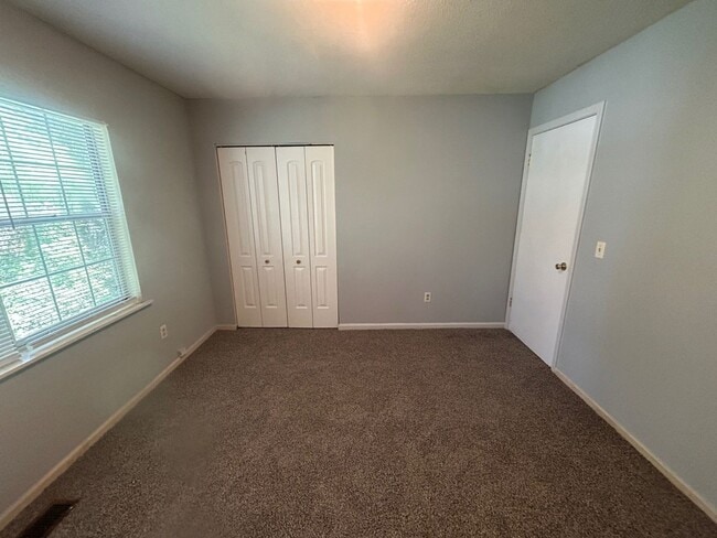 Building Photo - Charming 2-bedroom, 1.5-bath townhouse located in the desirable Irmo area near the Lake Murray Dam!
